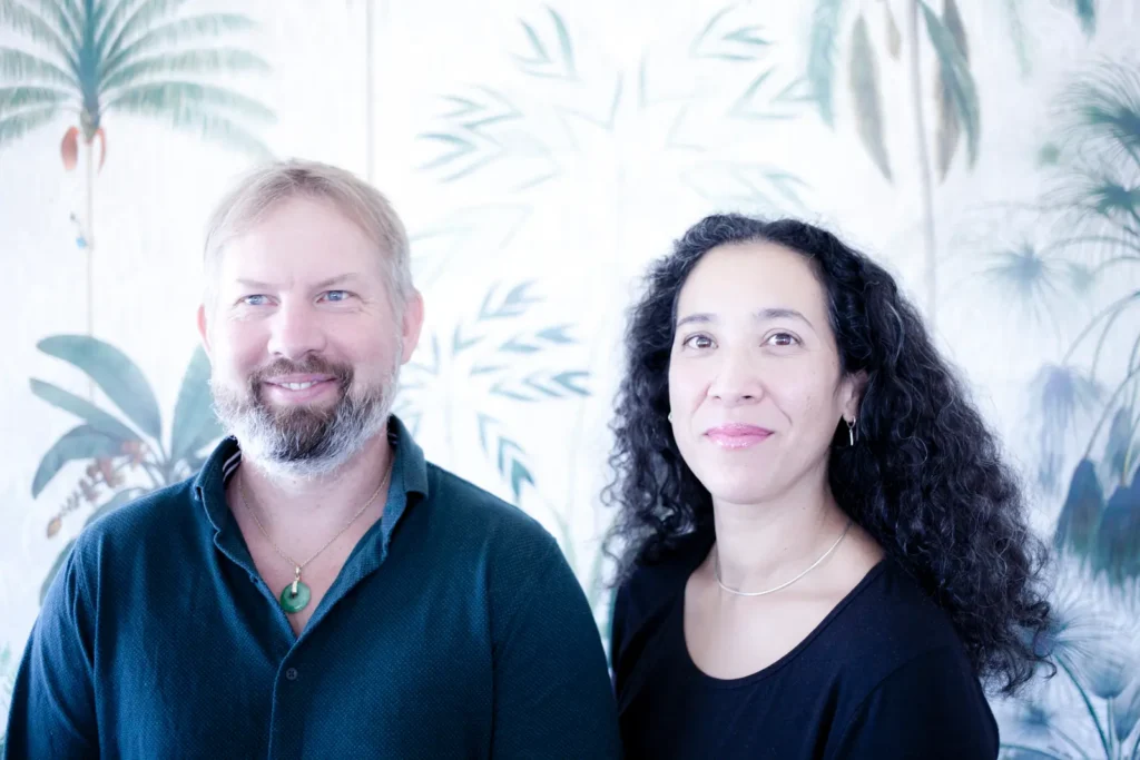 Deux praticiens de Body Stress Release Réunion dans leur cabinet à Trois-Mares.